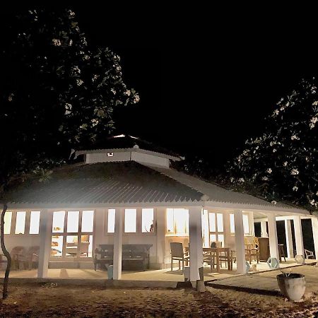 Moon Isle Beach Bungalow Нилавели Екстериор снимка