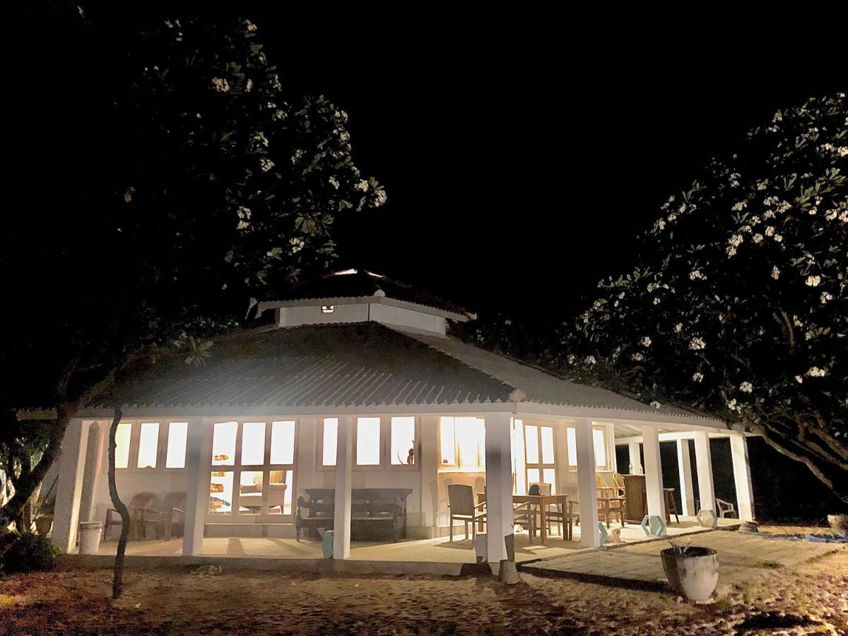 Moon Isle Beach Bungalow Нилавели Екстериор снимка