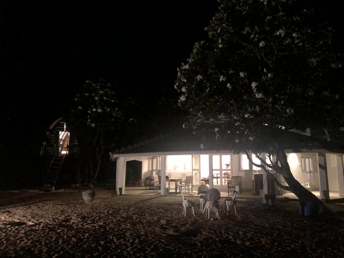 Moon Isle Beach Bungalow Нилавели Екстериор снимка